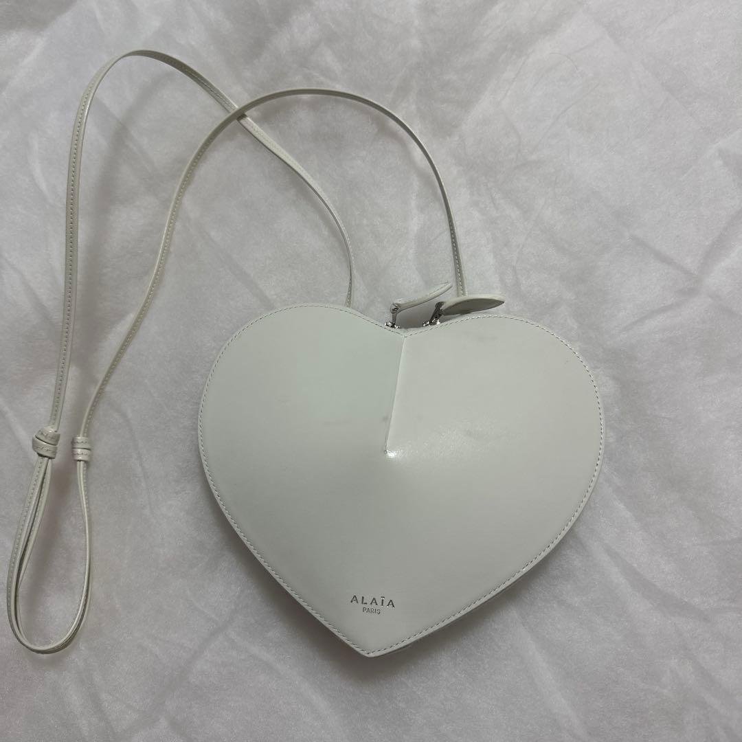 ALAÏA ハート型ショルダーバッグ ホワイト