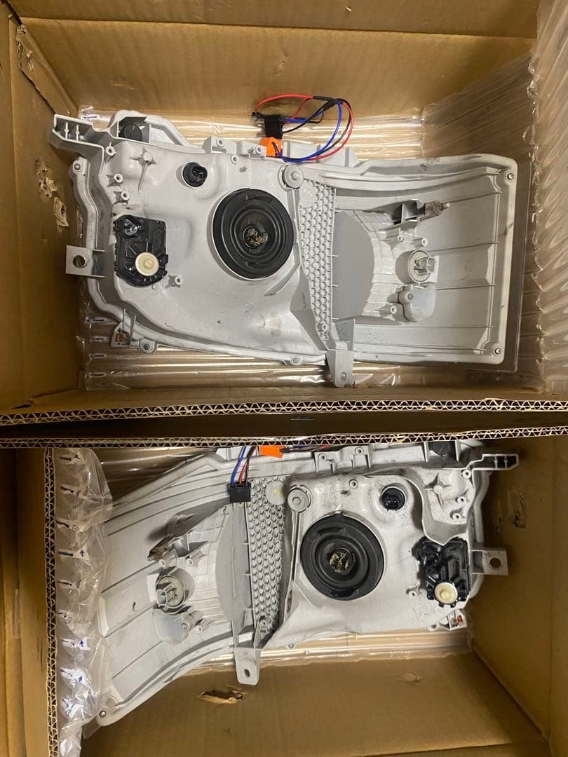 ハイエース 200系４型　純正ライト　左右セット