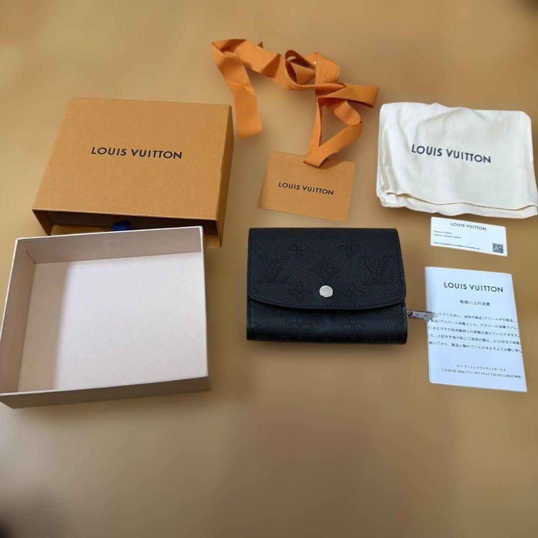 LOUIS VUITTONブラックレザー 二つ折り財布 ロゴ入り