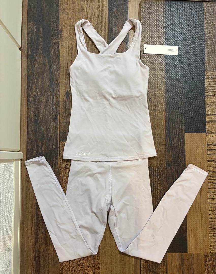 極美　emmi エミヨガ　ヨガウェア　薄パープル　吸水速乾　UVカット　接触冷感