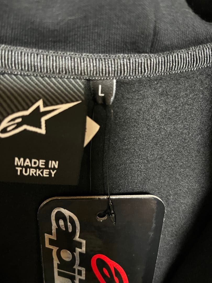 AKRAPOVICパーカーサイズL(新品)