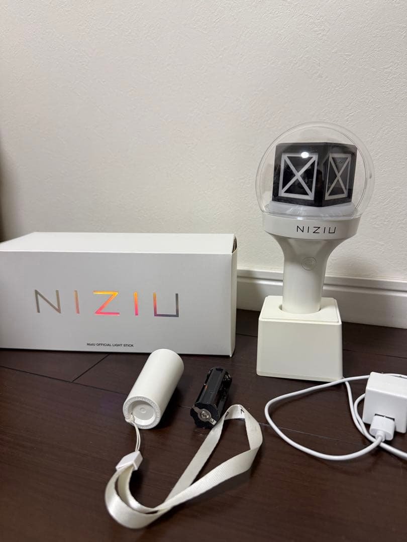 NiziU ペンライト　本体、電池ケース、箱付き