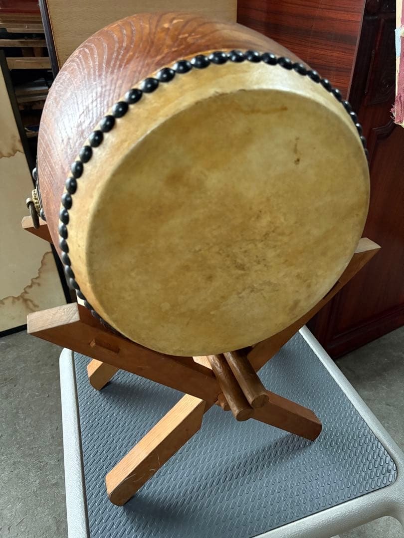 初出　和太鼓　長胴太鼓　伝統和楽器　けやき材くり抜き　台座、バチ2組付き