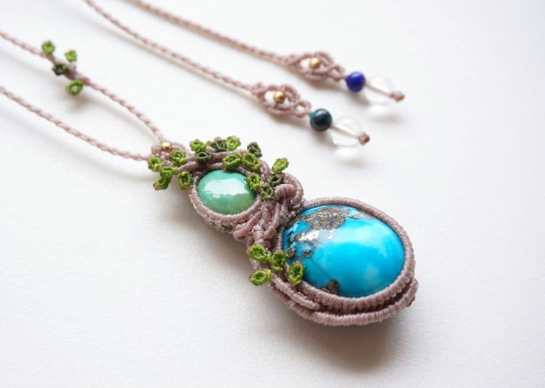 《空と大地の間に》イラン産&チベット産　ターコイズ　マクラメ　ネックレス