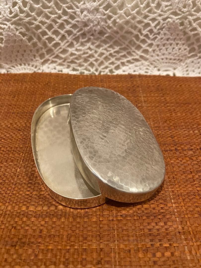 尚美堂製・銀製（槌目仕上げ）の楊枝入れ