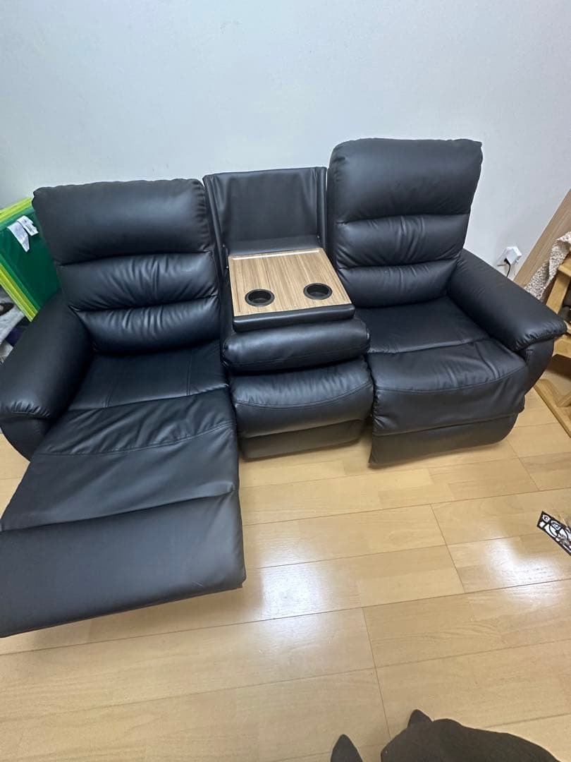 ニトリ　3人掛けテーブル付き電動リクライニングソファ(NビリーバBK)