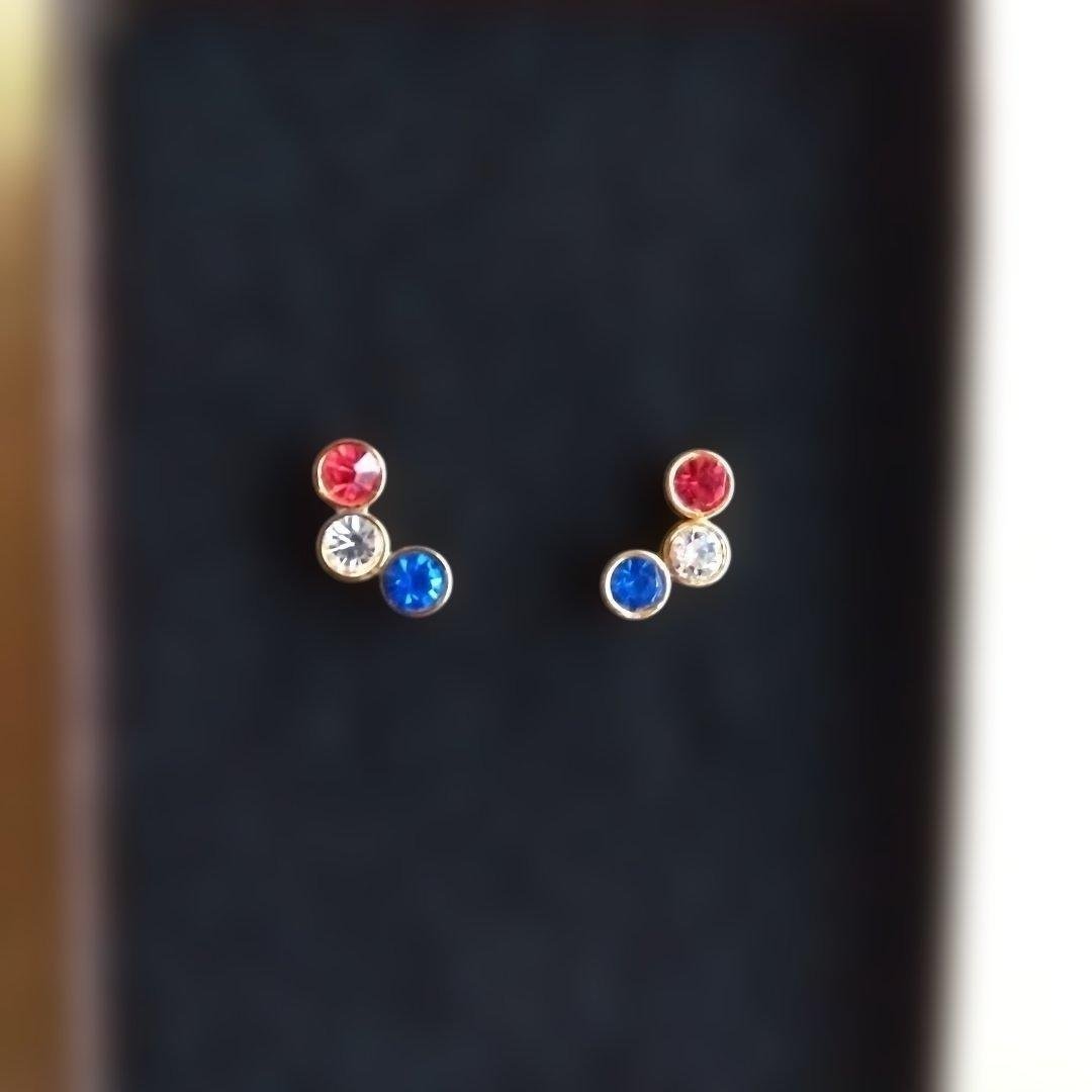 k18ピアス両耳用　トリコロールカラーのストーン