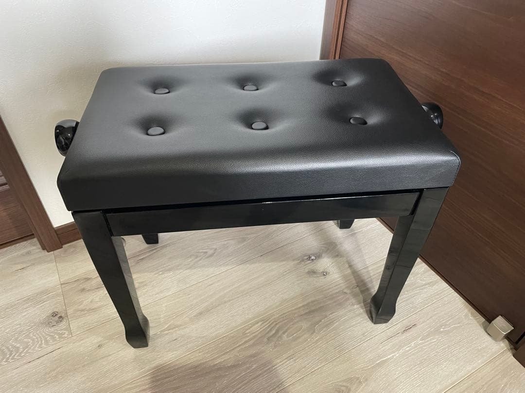 中古良品.６つボタン.ピアノ椅子