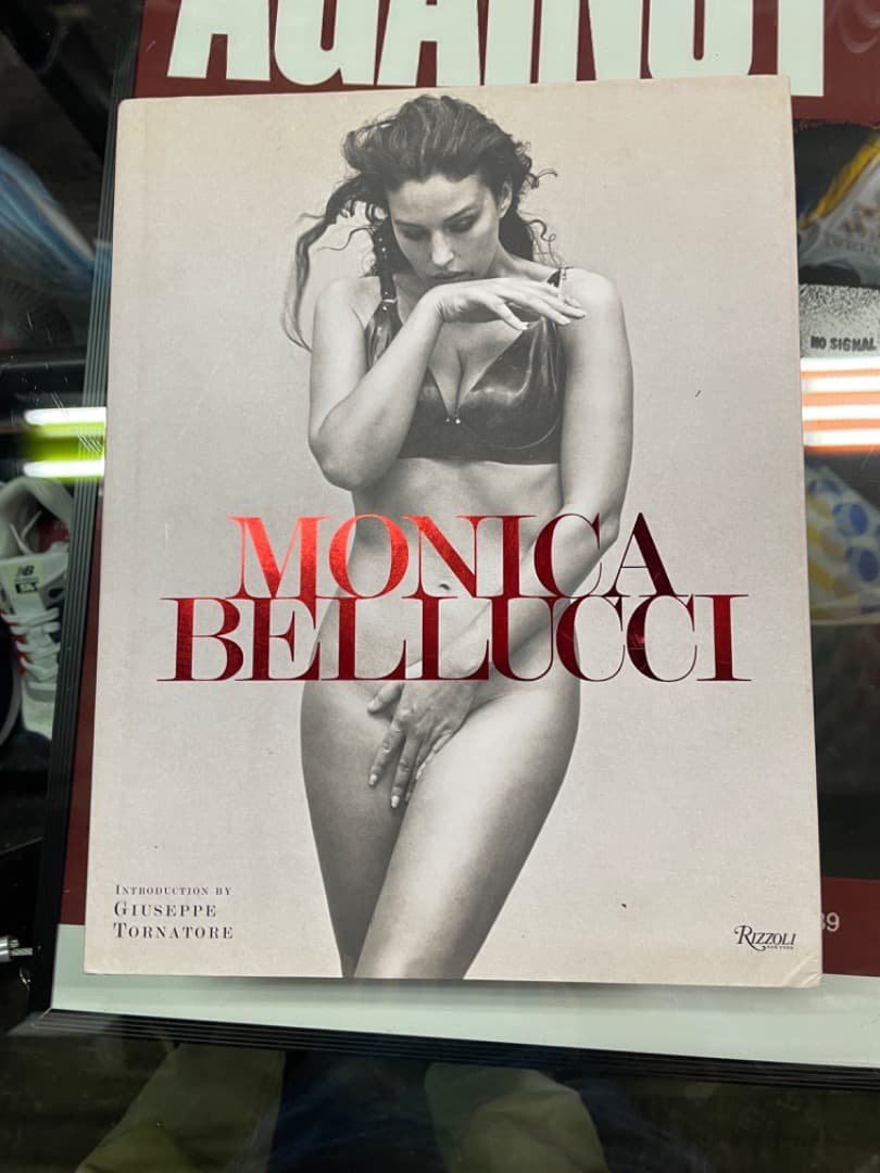 洋書 monika bellcci