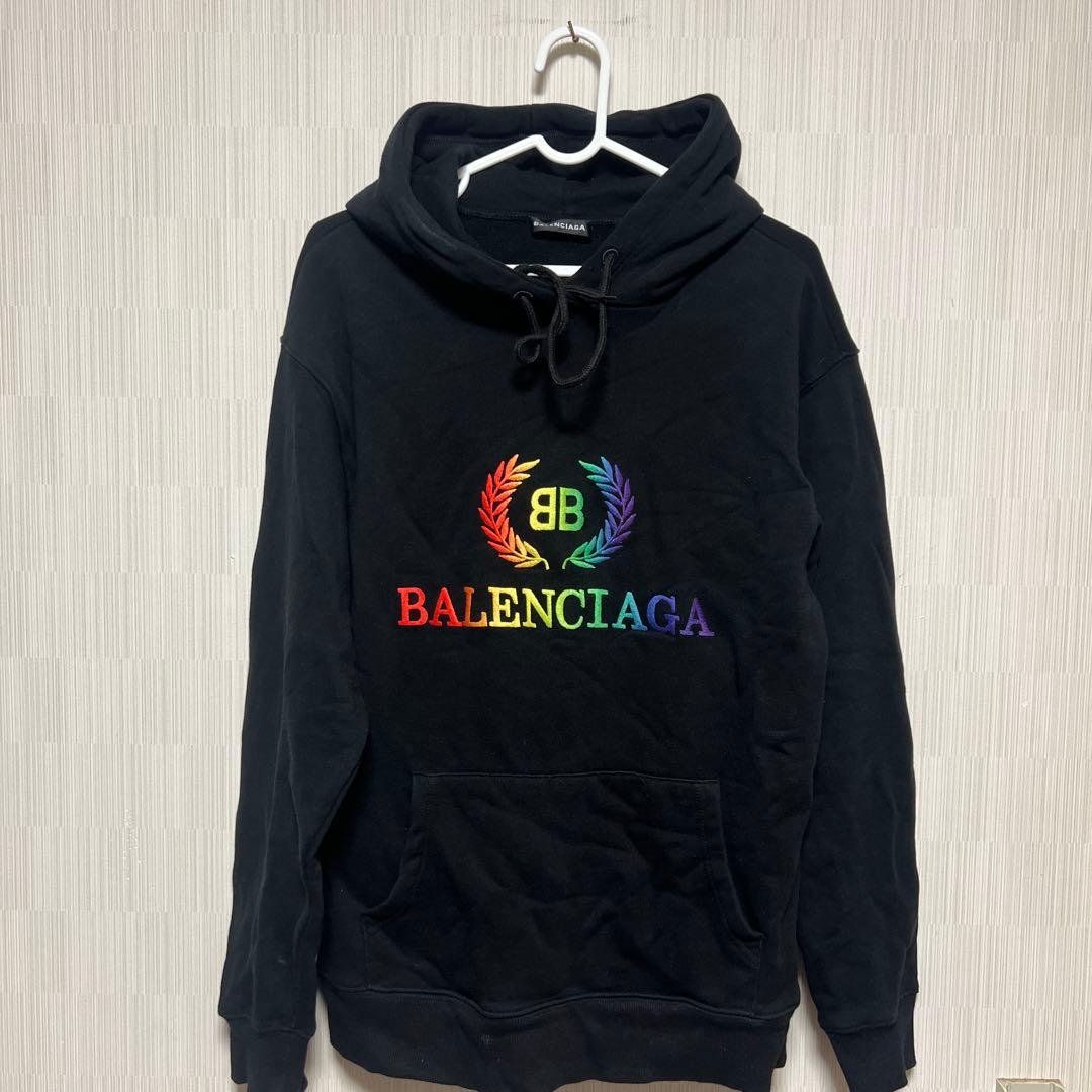 バレンシアガのパーカー年明けセール