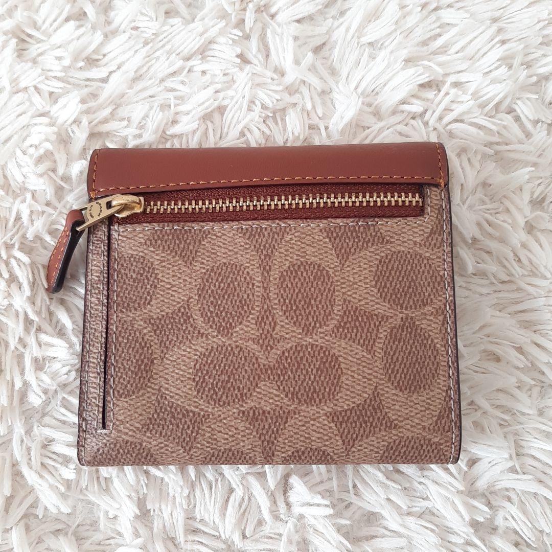 未使用品　COACH　コーチ　三つ折り財布　シグネチャー　ブラウン　C2329