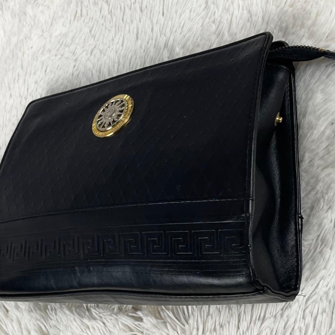 美品 GIANNI VERSACE レザー クラッチバッグ エンボス ファスナー