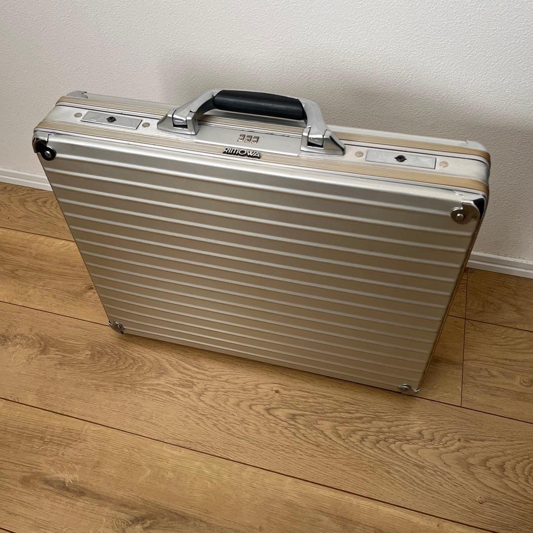 み*こ様 リモワ アタッシュケース アルミ シルバー トランクケース