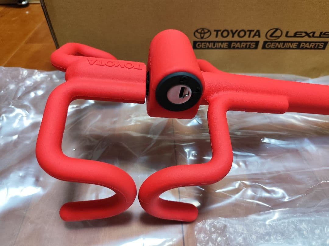 TOYOTA ステアリングロック 赤　新品未使用　梱包