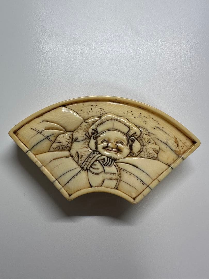 根付(netsuke) 扇形の七福神の絵柄の根付　江戸時代
