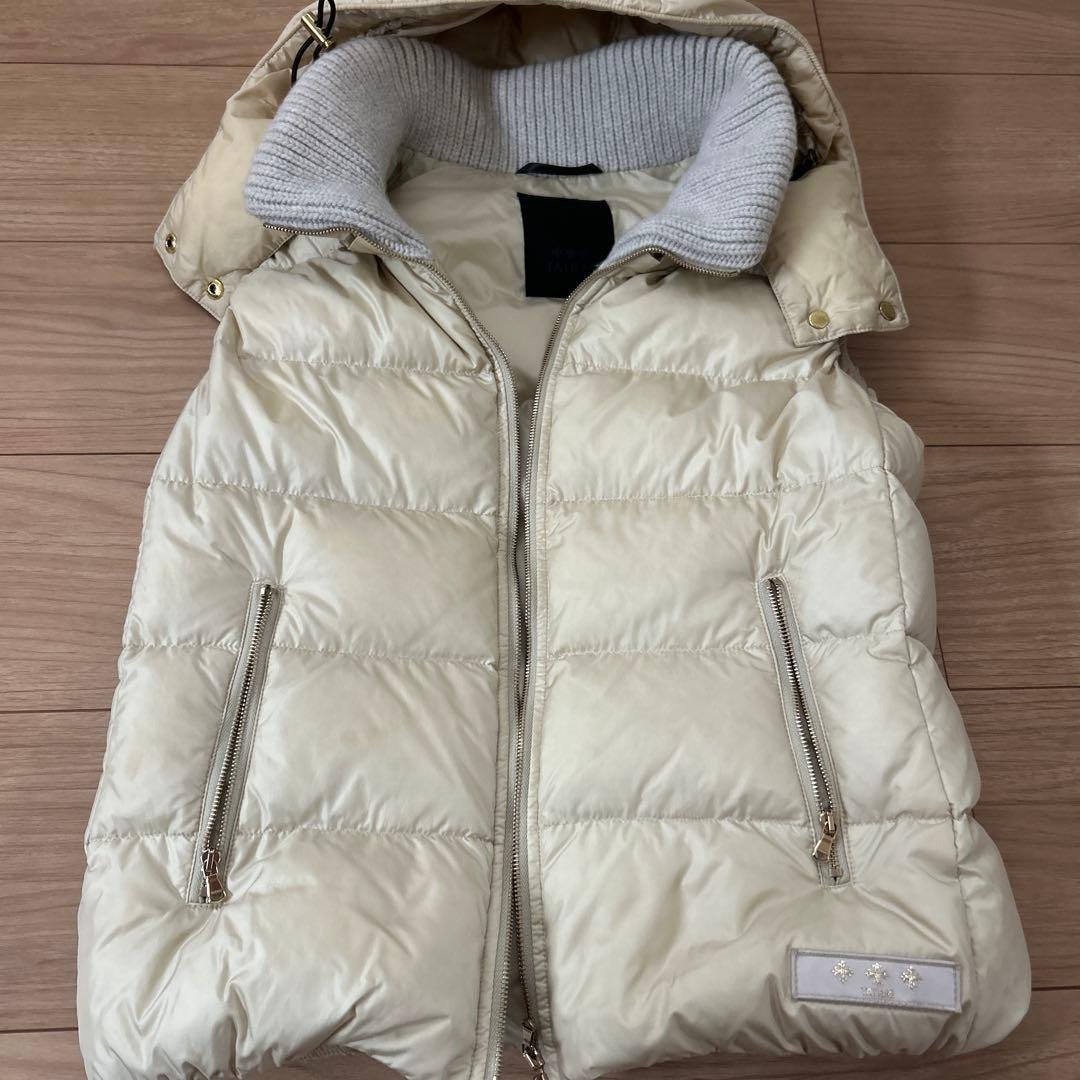 タトラス　Oggiコラボ　クリーム色　フード付きダウンベスト