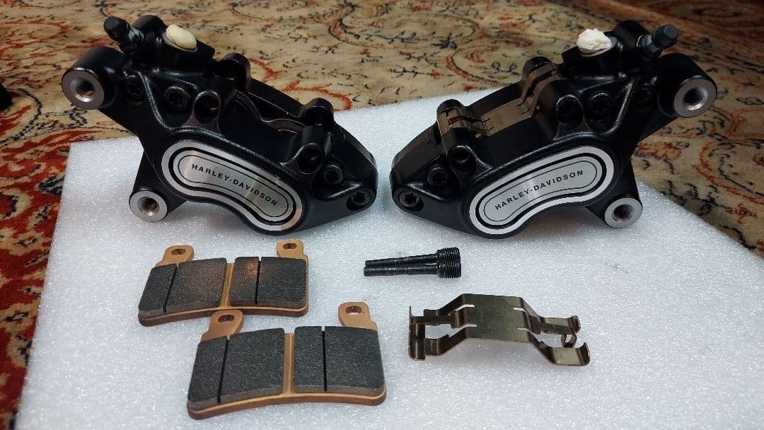 Harley FXLRS フロントブレーキキャリパー左右新車外し未走行。