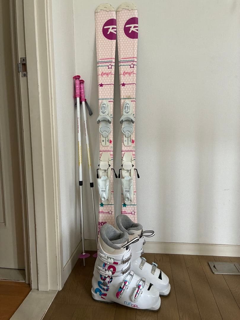 ロシニョールキッズ用fun girlのスキー板、ポール、ブーツの3点セット