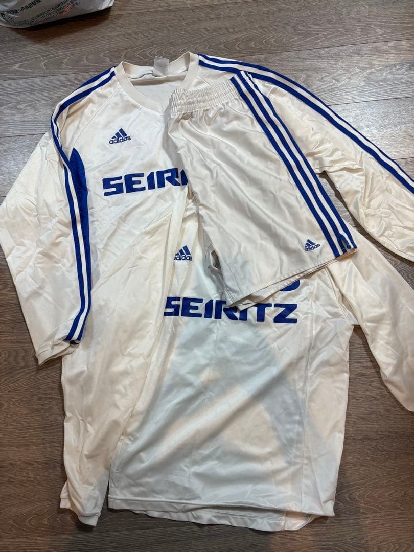 成立学園高校サッカー部　ユニフォーム長袖2枚、半袖ズボン1枚セット