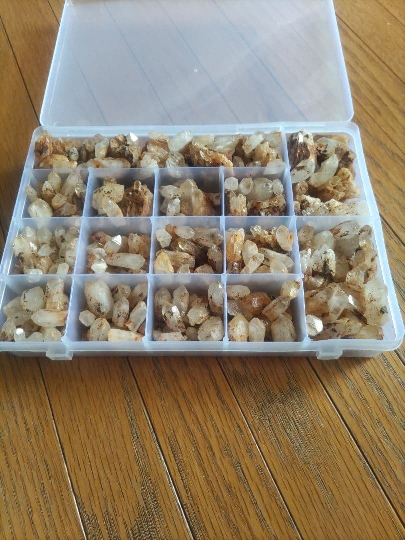 国産水晶、訳あり採掘水晶いろいろパワーストーン大量まとめ売り品分け途中でお得です