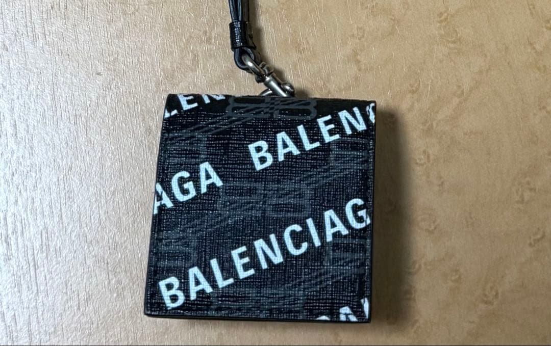 バレンシアガ AirPods ケース 第3世代用 ストラップ 付