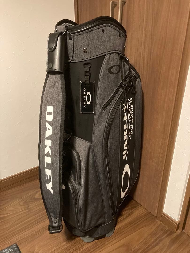 ほぼ未使用 オークリー キャディバッグ 人気のグレー 9.5