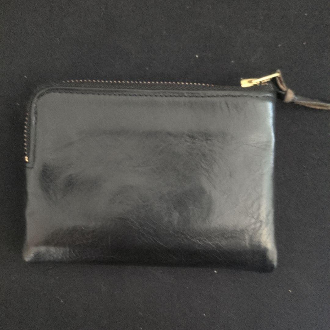 黒いレザー二つ折り財布 職人技が光る