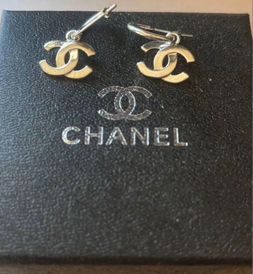 CHANEL シルバー ロゴ　ピアス