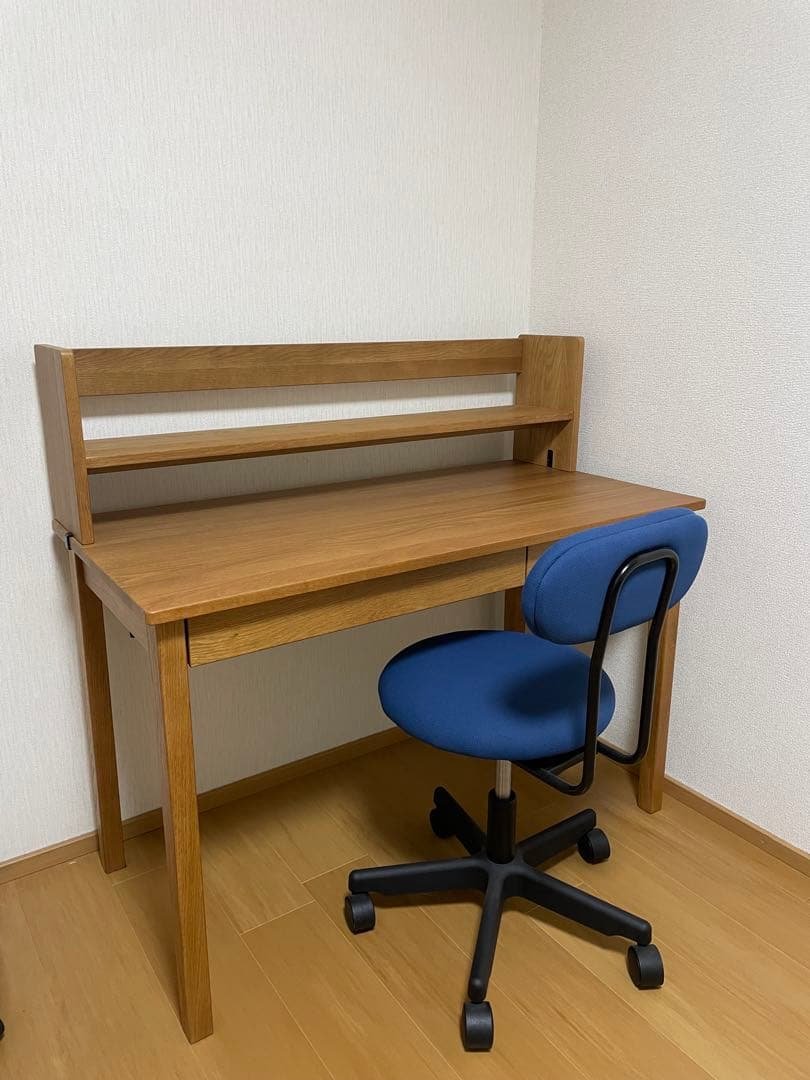 【ぷり】学習机と青ワーキングチェア