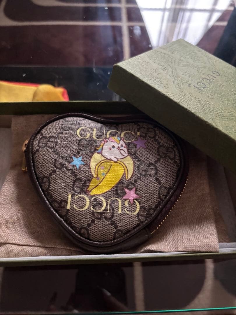 Gucci ハート型キーケース 猫イラスト付き