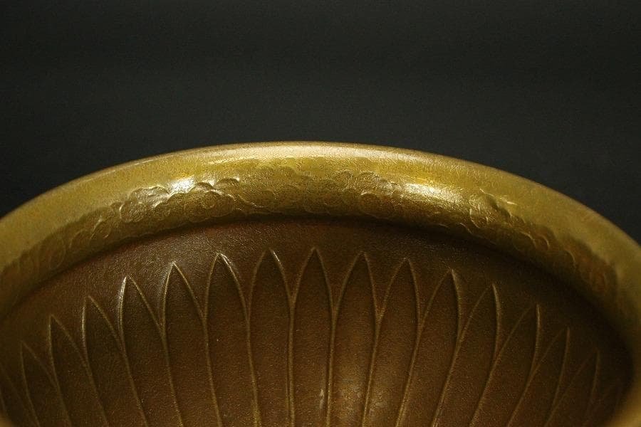 千家伝来 一ノ瀬宗也作 唐銅 雲蓮花弁彫刻紋 建水 共箱(LC848)