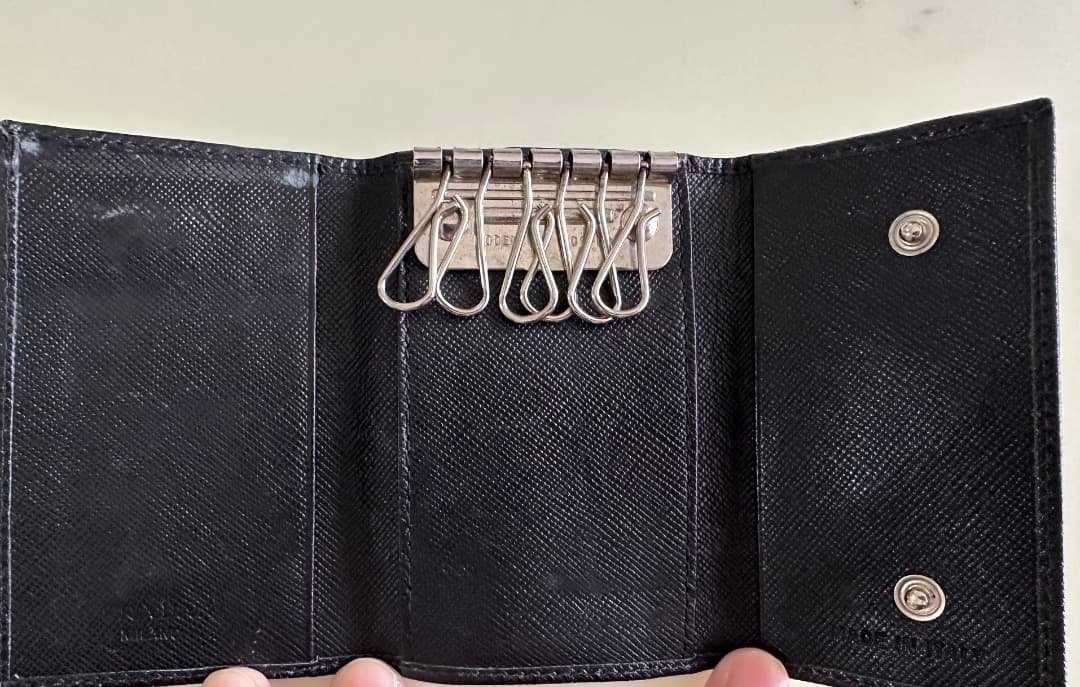 美品　プラダ　PRADA サフィアーノレザー ブラックキーケース